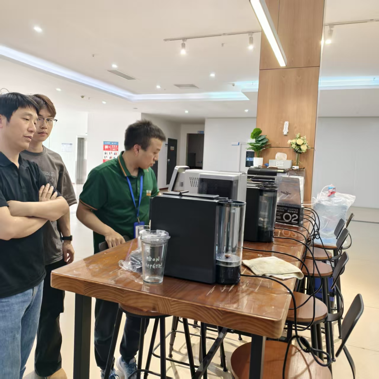 Aosom E-COMMERCE INC. 唐総経理がシーバー社を訪問、全自動コーヒーマシンSV205を視察